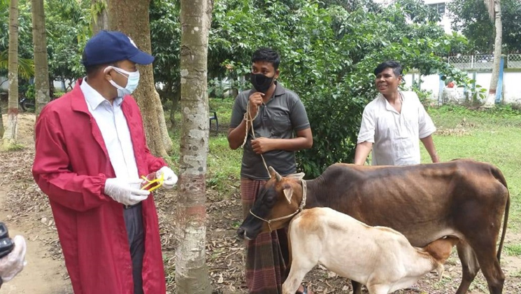 হবিগঞ্জে প্রতিবন্ধী দুই সহোদরকে গাভী উপহার দিলেন পুলিশ সুপার