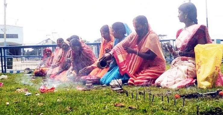 ভারতে করোনাকে ‘মা’ মেনে দলবেঁধে পূজা!