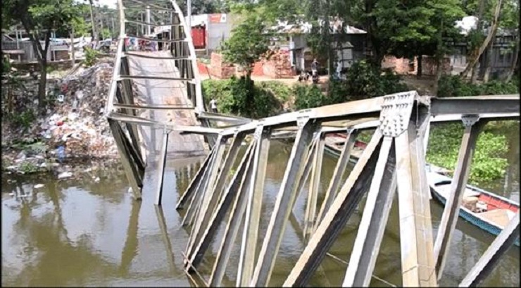 মুন্সীগঞ্জে কাঠ বোঝাই ট্রাকসহ ভেঙে পড়েছে ব্রিজ