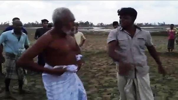 বৃদ্ধকে বিবস্ত্র করে পেটালেন যুবলীগ নেতা