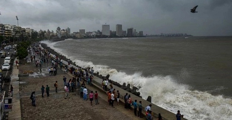 বিকেলে ১১০ কিমি বেগে মুম্বাইয়ে আঘাত হানবে ‘নিসর্গ’