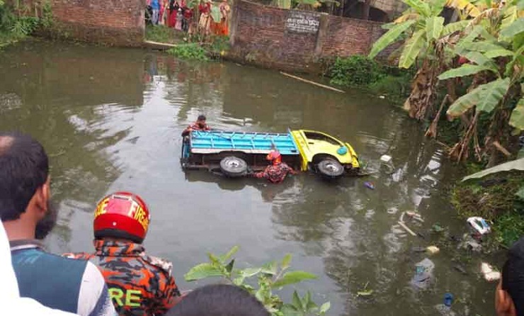 পিকআপ নিয়ন্ত্রণ হারিয়ে পুকুরে, কলেজ ছাত্র নিহত