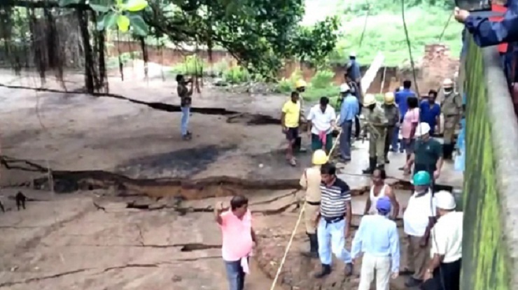 মধ্যরাতে আচমকা মাটির নিচে ঢুকে গেল ৫ বাড়ি