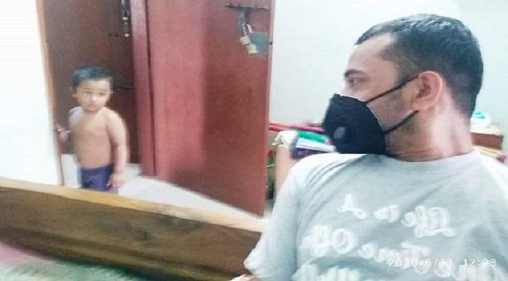 বাবার কাছে যেতে মানা, অবুঝ শিশুর নির্বাক চাহনি