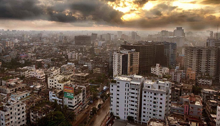 মালপত্র রেখে ঘর ছেড়ে পালাচ্ছেন ভাড়াটিয়ারা