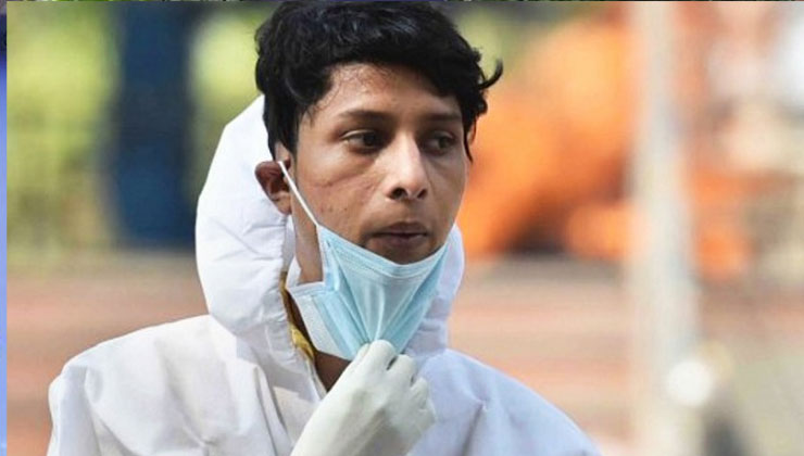 কোভিড রোগীদের লাশ সৎকার করেই সংসার চালাচ্ছেন কলেজছাত্র!