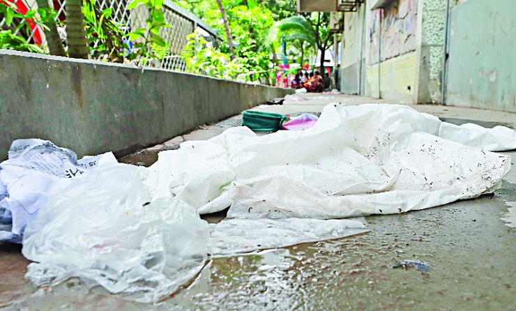 যত্রতত্র ফেলা হচ্ছে ব্যবহৃত মাস্ক-গ্লাভস-পিপিই, বাড়ছে আক্রান্ত হওয়ার ঝুঁকি