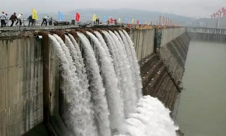 ভয়ানক বন্যায় ভাঙতে বসেছে চীনে বৃহত্তম বাঁধ, ঝুঁকিতে ৪০ কোটি মানুষ!