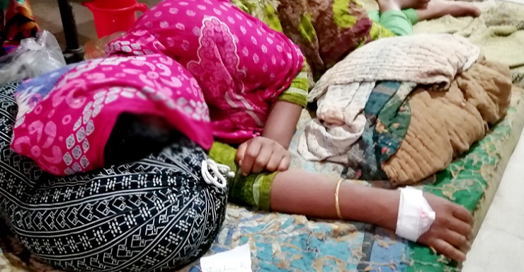 অটোরিকশা থামিয়ে তিন যুবক মিলে গৃহবধূকে গণধর্ষণ