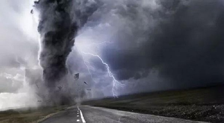 বিকট শব্দে আছড়ে পড়ল শক্তিশালী ঘূর্ণিঝড়