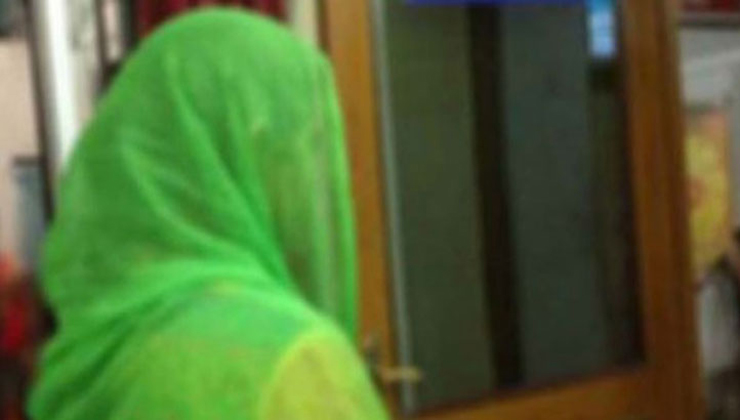 বিয়ের দাবি নিয়ে যুবকের বাড়ি দুই সন্তানের মায়ের অনশন