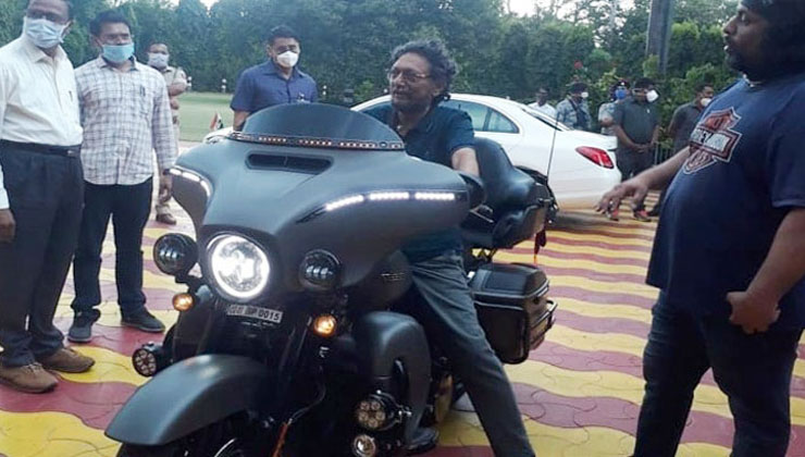 হেলমেট-মাস্ক ছাড়াই বাইকে ভারতের প্রধান বিচারপতি