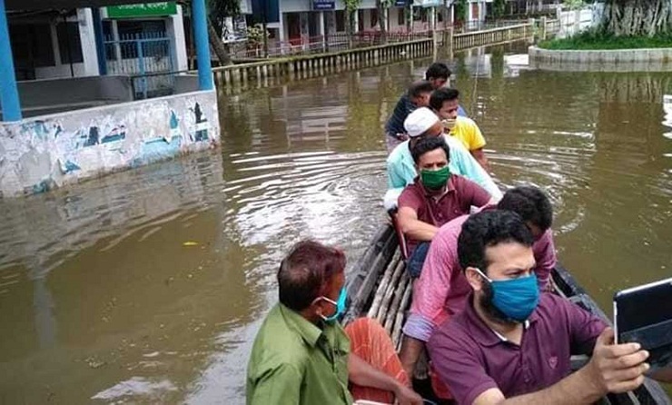 নৌকায় করে অফিস করছেন উপজেলা কর্মকর্তারা