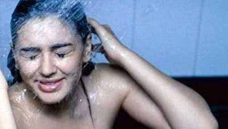 গোসলের নগ্ন দৃশ্য ফাঁস: বিতর্কে নায়িকা!