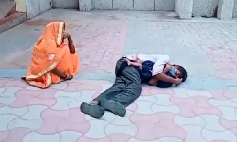 ‘ডাক্তাররা ছুঁয়েও দেখলেন না’, নিথর সন্তানকে জড়িয়ে ধরে বাবা-মার হাহাকার