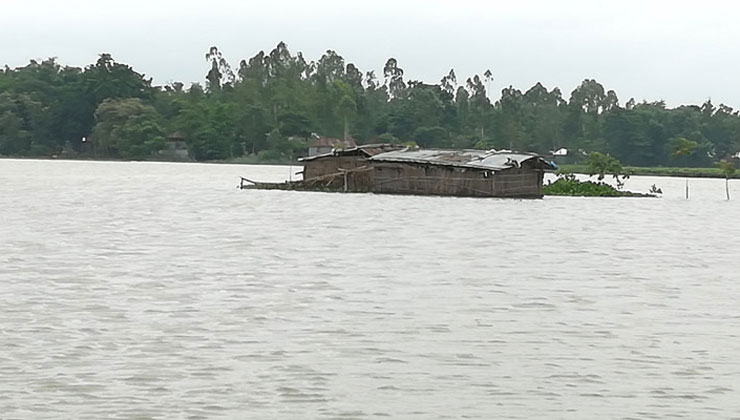স্ত্রীকে হত্যা করে বন্যার পানিতে ভাসিয়ে দিল স্বামী