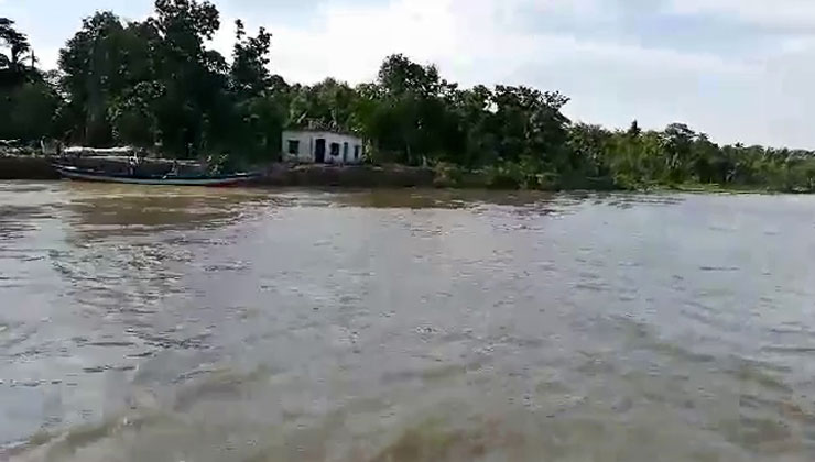 নদীতে গোসল করতে গিয়ে স্রোতের টানে গৃহবধূ নিখোঁজ 
