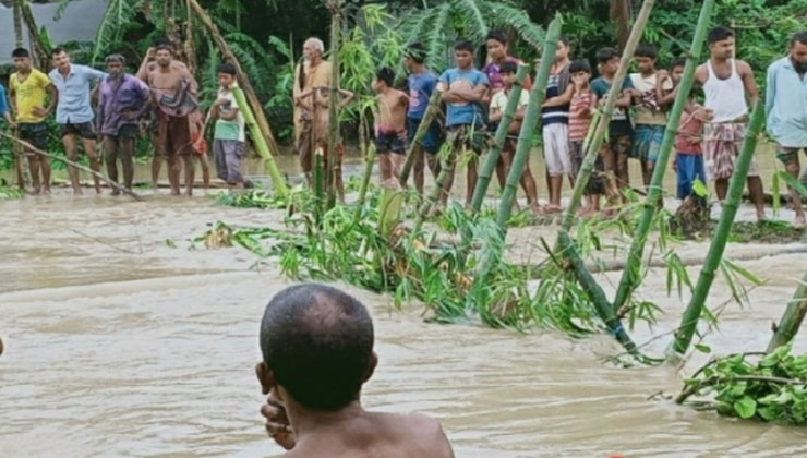 নেত্রকোনায় বেড়িবাঁধ ভেঙে ১৫ গ্রাম প্লাবিত