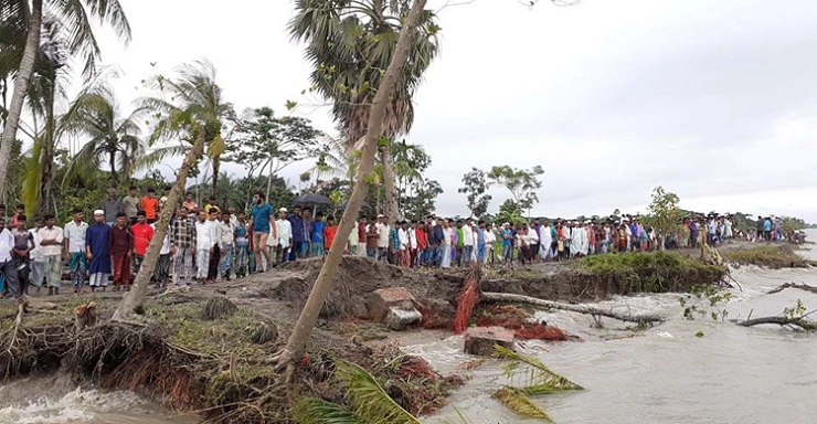মেঘনার ভাঙন রোধে এলাকাবাসীর মানববন্ধন