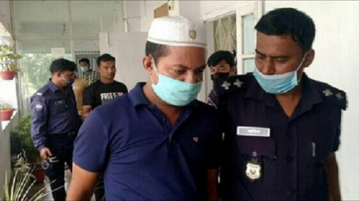 সড়কে অবৈধভাবে বালু রাখার অভিযোগে আটক ৩  