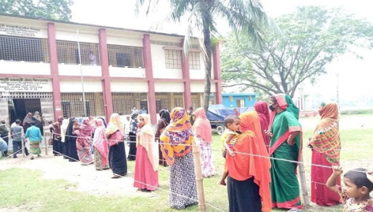 স্বাস্থ্যবিধি মেনে শান্তিপূর্ণ ভোট, উপস্থিতিও বেশি