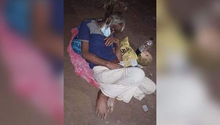 করোনা সন্দেহে বাবাকে রাস্তায় ফেলে গেলেন ছেলে