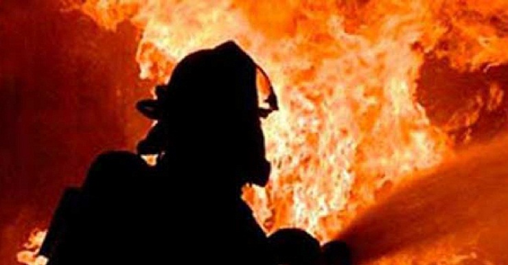 পুরান ঢাকার বাল্ব কারখানায় আগুন