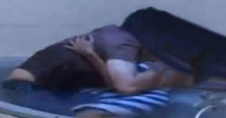 চাচীর সাথে আপত্তিকর অবস্থায় হাতেনাতে আটক ভাতিজা