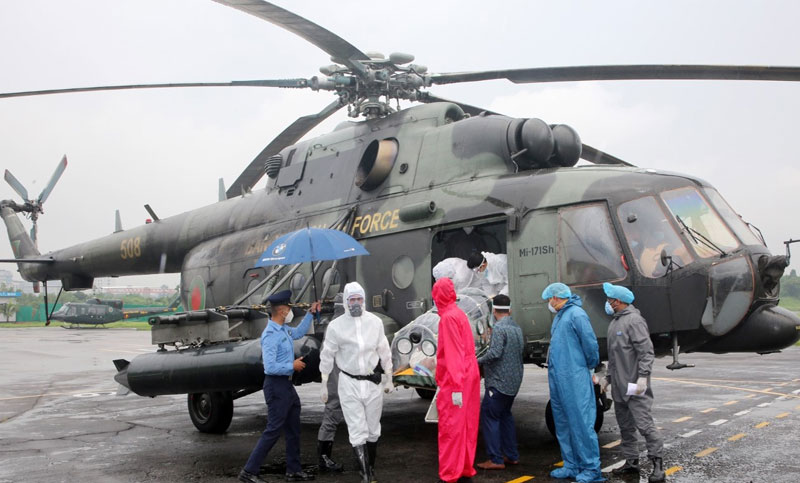 হেলিকপ্টারে ঢাকায় আনা হলো করোনায় আক্রান্ত ভিসি হারুন ও তাঁর স্ত্রীকে