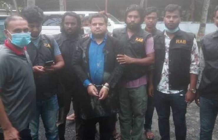ড্রেনের ভেতর শুয়ে ছিলেন প্রতারক সাহেদ