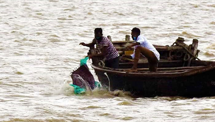 গঙ্গায় ছুড়ে ফেলা হচ্ছে কোভিড রোগীদের লাশ!