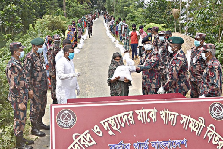 দিনাজপুরে সীমান্তবর্তী এলাকায় দুঃস্থদের মাঝে খাদ্যসামগ্রী বিতরণ