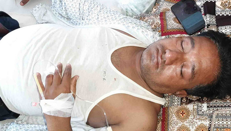 ঘুষ দিতে অস্বীকার করায় আইনজীবীকে পেটালেন পেশকার