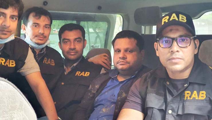 চুনোপুঁটি নিয়ে টানাটানির সুযোগে রুই-কাতলারা আড়ালেই থেকে যায়