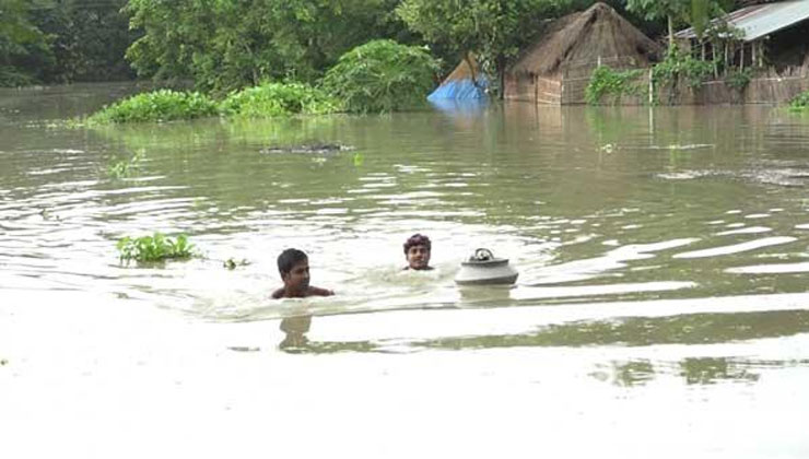 নওগাঁয় বাঁধ ভেঙে পানিবন্দি কয়েক লা‌খ মানুষ