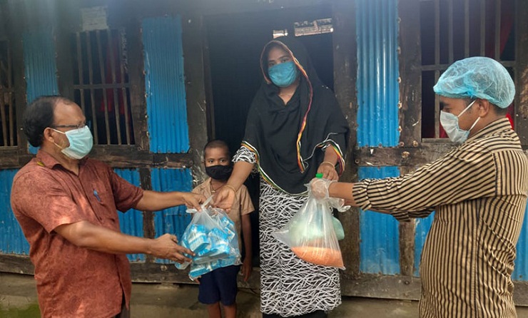 বাড়ি বাড়ি পৌঁছে যাচ্ছে স্কুল ফিডিং এর খাদ্যসামগ্রী