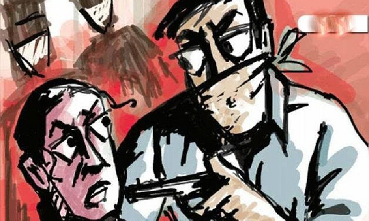 ফিল্মি স্টাইলে ডাকাতি শেষে ঘরের সবাইকে ফল খাওয়াল ডাকাতরা!