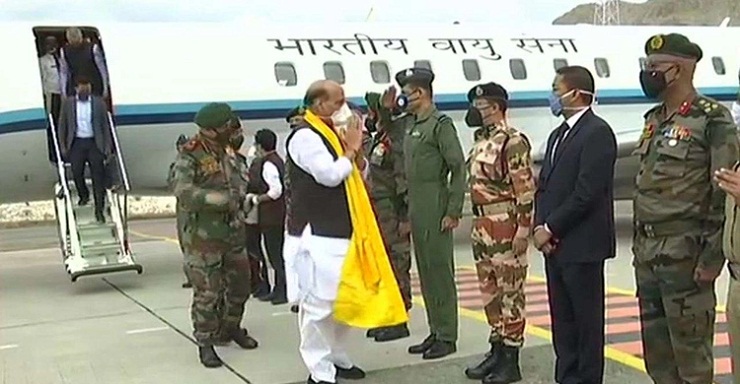সীমান্তে উত্তেজনার মধ্যেই লাদাখ সফরে রাজনাথ সিং