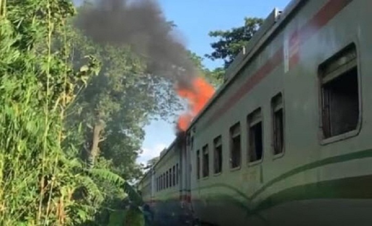 কালনী ট্রেনে আগুন, অল্পের জন্যে বড় ধরনের দুর্ঘটনা থেকে রক্ষা