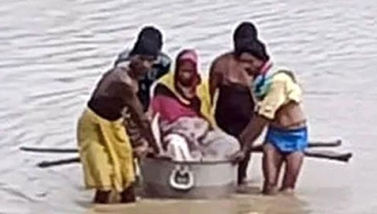 অন্তঃসত্ত্বা স্ত্রীকে রান্নার পাত্রে বসিয়ে নদী পাড়ি দিয়ে হাসপাতালে নিল স্বামী!