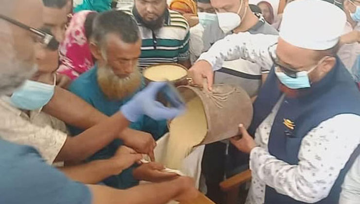 ভালুকায় অসহায় মানুষের মাঝে বিজিএফের চাল বিতরণ