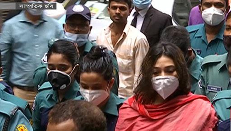 কান নিয়ে টানাটানি, ধরা ছোঁয়ার বাইরে মাথা