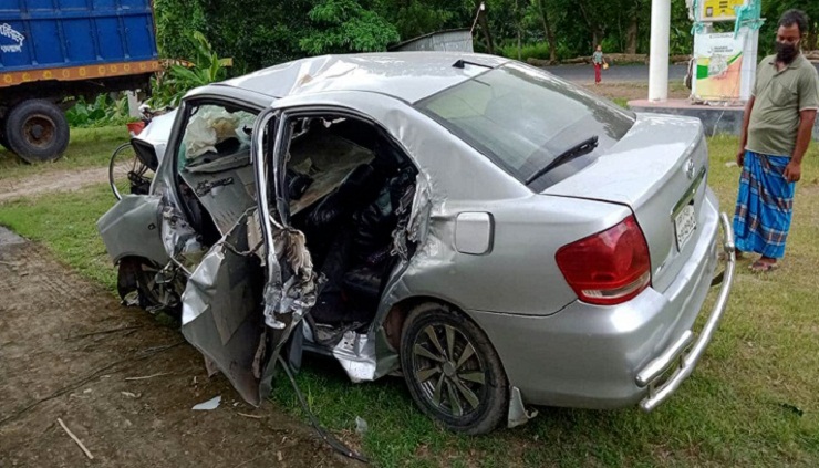 প্রাইভেটকার নিয়ন্ত্রণ হারিয়ে একই পরিবারের ৩ জনের মৃত্যু