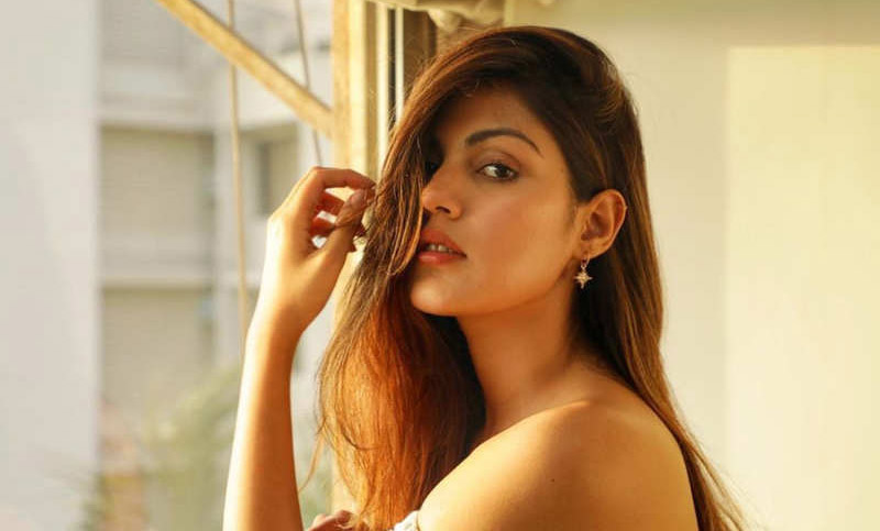 গোপনে একজন পুলিশ সহায়তা করছেন রিয়াকে!