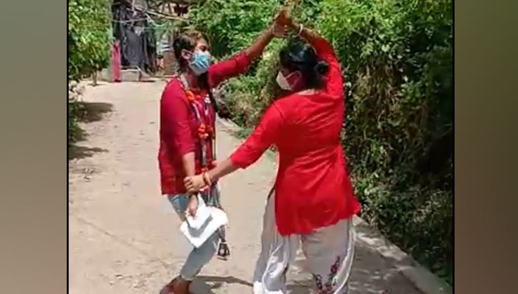 করোনাজয়ী মেয়ের হাত ধরে নাচ মায়ের, ভাইরাল ভিডিও