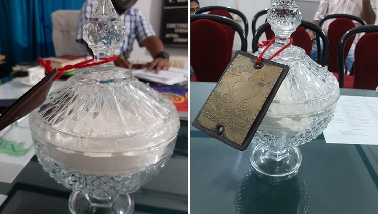 যৌন উত্তেজনা বাড়ায়, বুলেটপ্রুফ কাঁচের জারে কোটি টাকা মূল্যের গুঁড়ো সাপের বিষ উদ্ধার