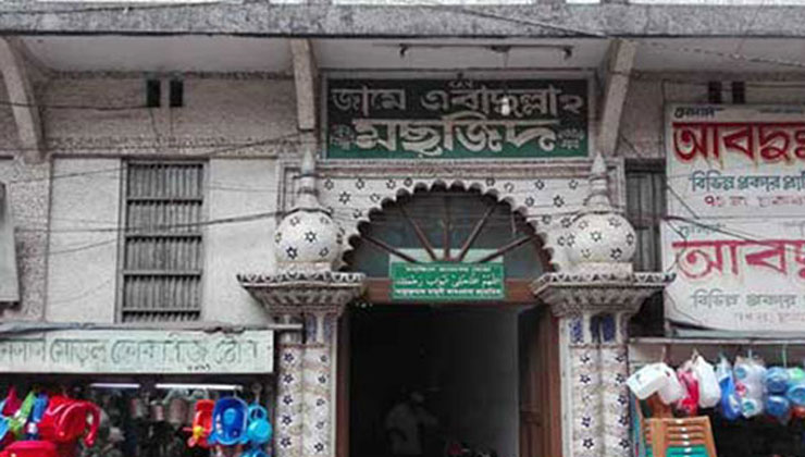 জামাত শুরুর আগে বিকট শব্দে ভেঙে পড়ল মসজিদের সিলিং