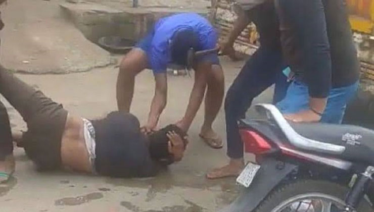 গরুর মাংস পাচারের অভিযোগে হাতুড়ি দিয়ে পেটালো মুসলিম যুবককে