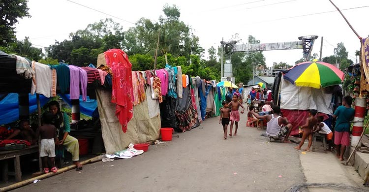 সেতুর ওপর ঈদ কাটল শতাধিক পরিবারের
