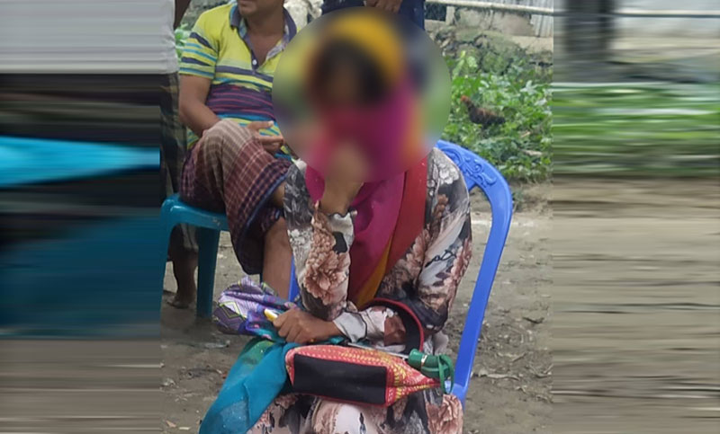 বিয়ের দাবিতে বিষ হাতে প্রেমিকের বাড়িতে অনশন